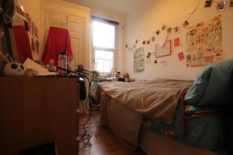 3 bedroom flat to rent, Helmsley Road, Sandyford