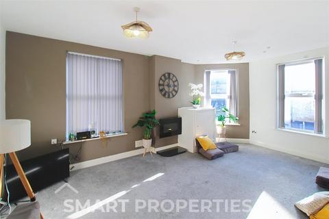 3 bedroom flat to rent, Southgate, Elland HX5