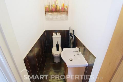 3 bedroom flat to rent, Southgate, Elland HX5