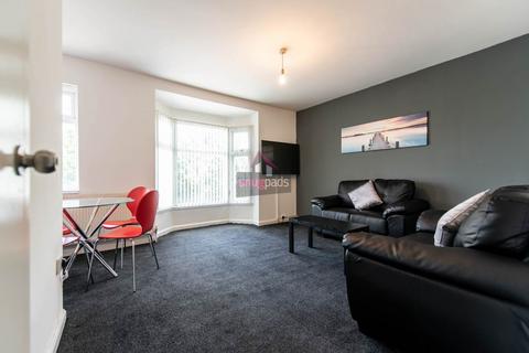 3 bedroom flat to rent, Bolton Road, Salford, Manchester