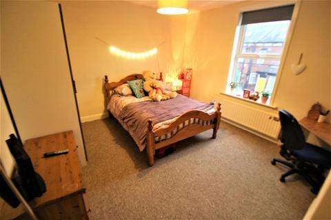 4 bedroom terraced house to rent, Mayville Place, Hyde Park, Leeds, LS6 1NE
