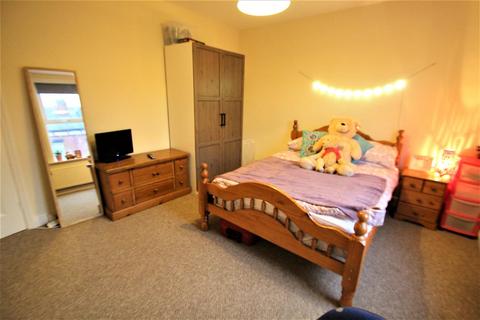 4 bedroom terraced house to rent, Mayville Place, Hyde Park, Leeds, LS6 1NE