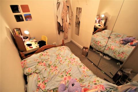 4 bedroom terraced house to rent, Mayville Place, Hyde Park, Leeds, LS6 1NE