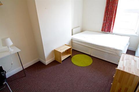 4 bedroom terraced house to rent, Thornville Mount, Hyde Park, Leeds, LS6 1JX