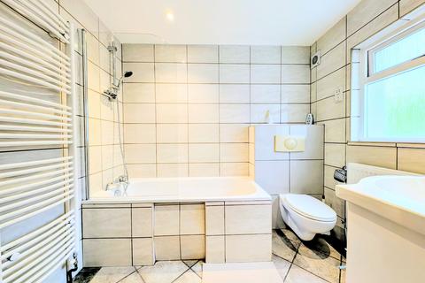 3 bedroom flat to rent, Garratt Lane, London