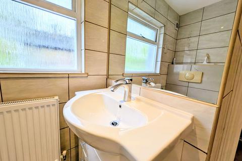 3 bedroom flat to rent, Garratt Lane, London