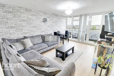 2 bedroom apartment to rent, Parkhill Close, Hornchurch