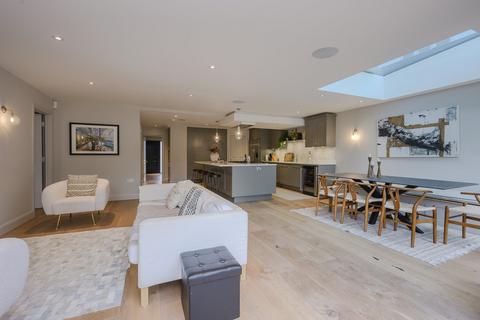 5 bedroom detached house to rent, Twinoaks, Cobham, KT11