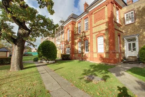 2 bedroom flat to rent, Newsholme Drive, London