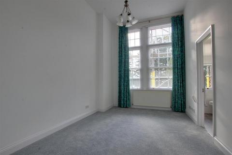 2 bedroom flat to rent, Newsholme Drive, London