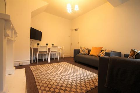 5 bedroom flat to rent, Hotspur Street, Heaton