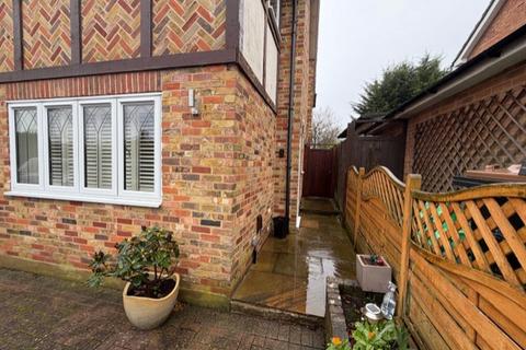 1 bedroom house to rent, Alderside Walk Englefield Green Egham