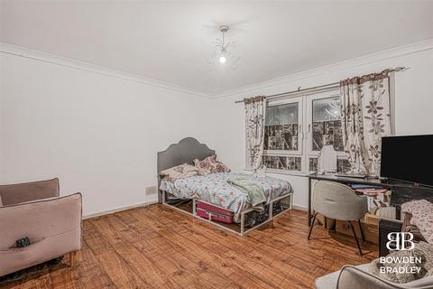 2 bedroom apartment for sale, The Shaftesburys, Barking, IG11