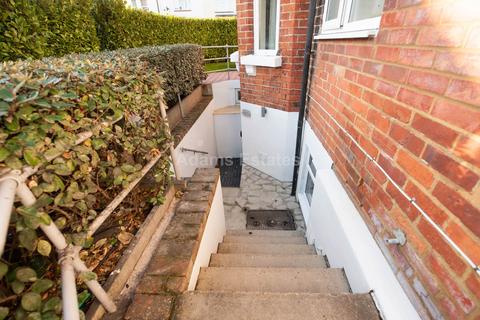 Studio to rent, Carnarvon Road, Reading