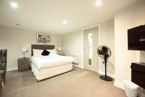 Studio to rent, Carnarvon Road, Reading