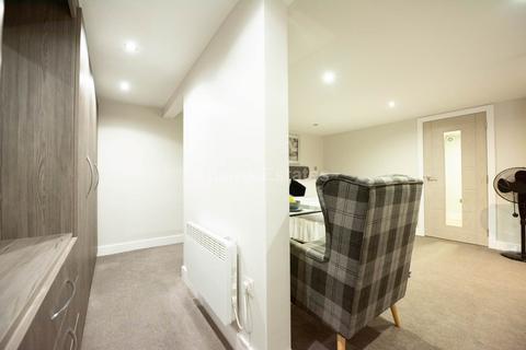 Studio to rent, Carnarvon Road, Reading