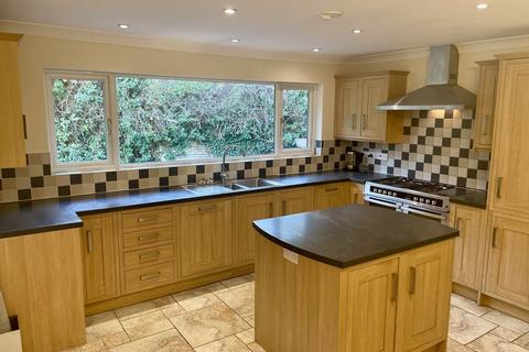4 bedroom bungalow to rent, Maclins Close, South Molton, EX36