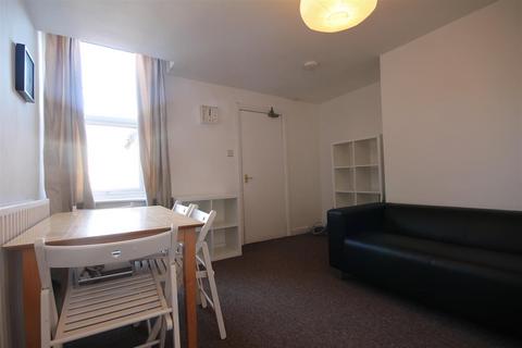 5 bedroom maisonette to rent, Starbeck Avenue, Sandyford