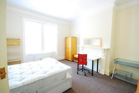 3 bedroom apartment to rent, Claremont Road, Spital Tongues