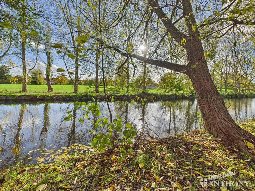 CAM03852 G0-PR0465-STILL007-thumbnail-h750-70