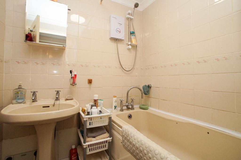 Flat 1 Bathroom