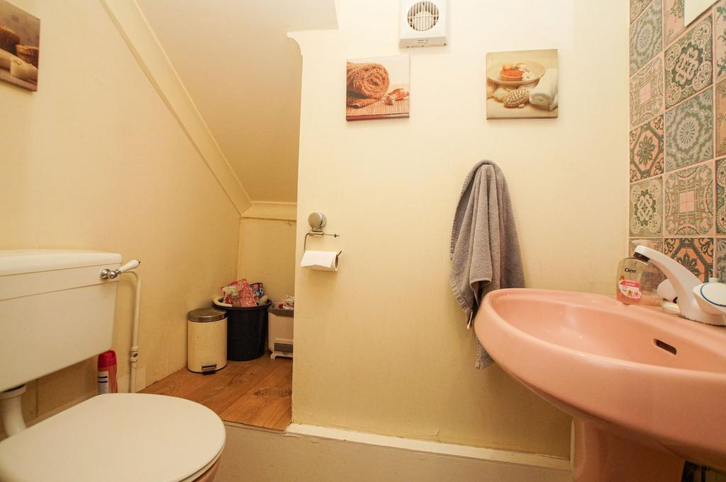 Flat 1 Cloakroom