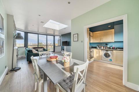 2 bedroom flat for sale, Lavender Hill, Clapham, London, SW11