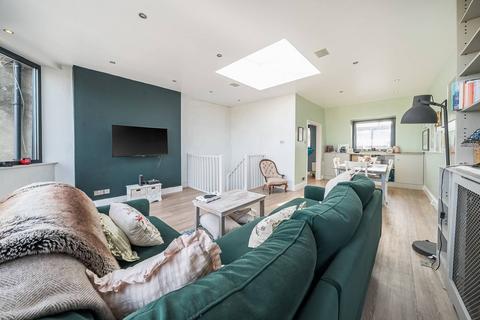 2 bedroom flat for sale, Lavender Hill, Clapham, London, SW11