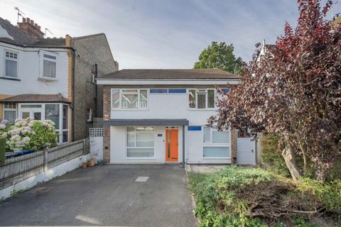 4 bedroom detached house to rent, Holdenhurst Avenue, London N12