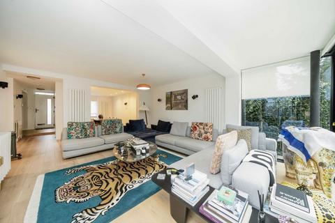 4 bedroom detached house to rent, Holdenhurst Avenue, London N12