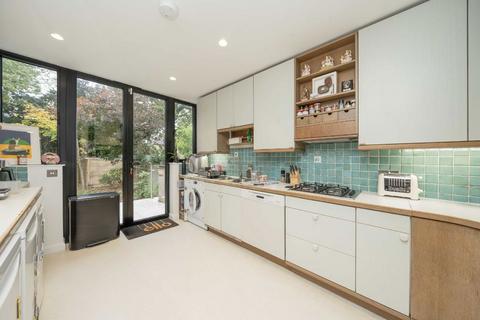 4 bedroom detached house to rent, Holdenhurst Avenue, London N12