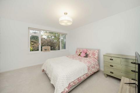 4 bedroom detached house to rent, Holdenhurst Avenue, London N12