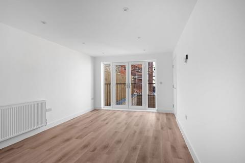 3 bedroom terraced house to rent, Buxton Road, High Peak SK23