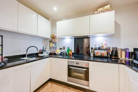 3 bedroom flat to rent, Clarence Avenue, Ilford, IG2
