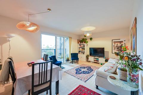 3 bedroom flat to rent, Clarence Avenue, Ilford, IG2