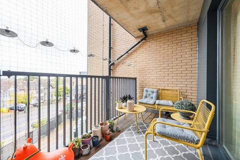 3 bedroom flat to rent, Clarence Avenue, Ilford, IG2