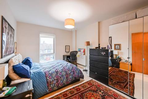 3 bedroom flat to rent, Clarence Avenue, Ilford, IG2