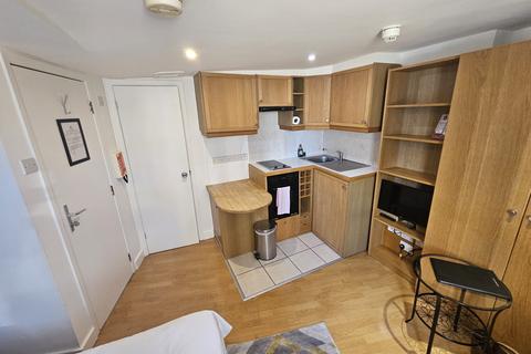 Studio to rent, Cartwright Gardens, Bloomsbury, WC1H