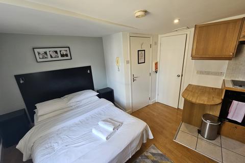 Studio to rent, Cartwright Gardens, Bloomsbury, WC1H
