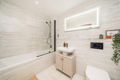 1 bedroom flat for sale, Antoinette Close, Kingston Upon Thames KT1