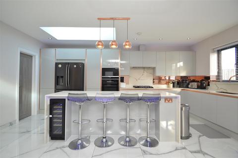 7 bedroom house for sale, Stradbroke Grove, Clayhall