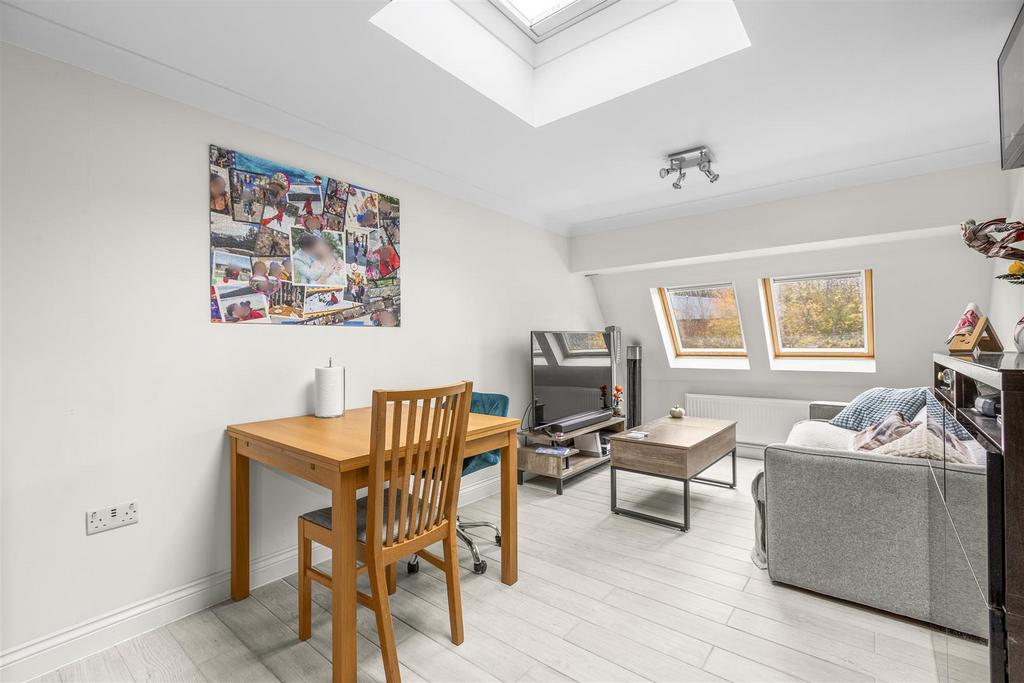 Flat 8, Buckingham Place, Bellfield Rd, HP13 5 HW-1