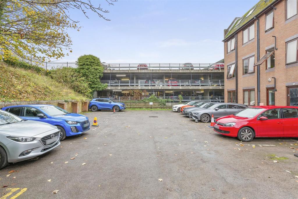 Flat 8, Buckingham Place, Bellfield Rd, HP13 5 HW-1