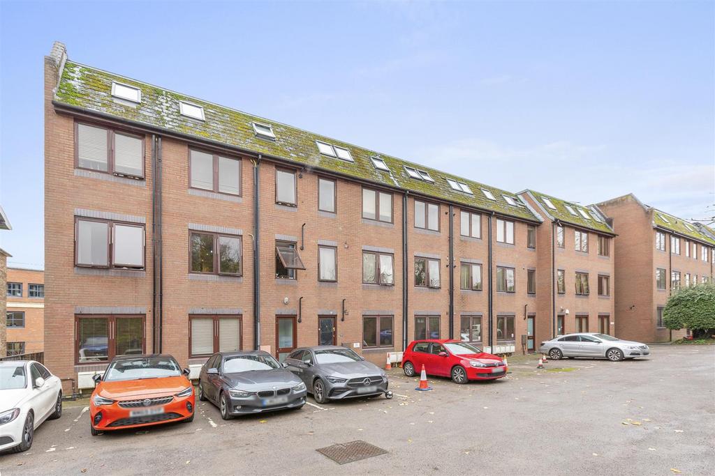 Flat 8, Buckingham Place, Bellfield Rd, HP13 5 HW-1