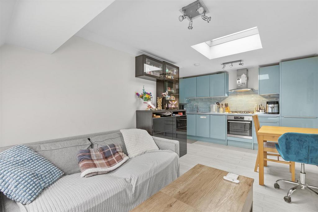 Flat 8, Buckingham Place, Bellfield Rd, HP13 5 HW-3