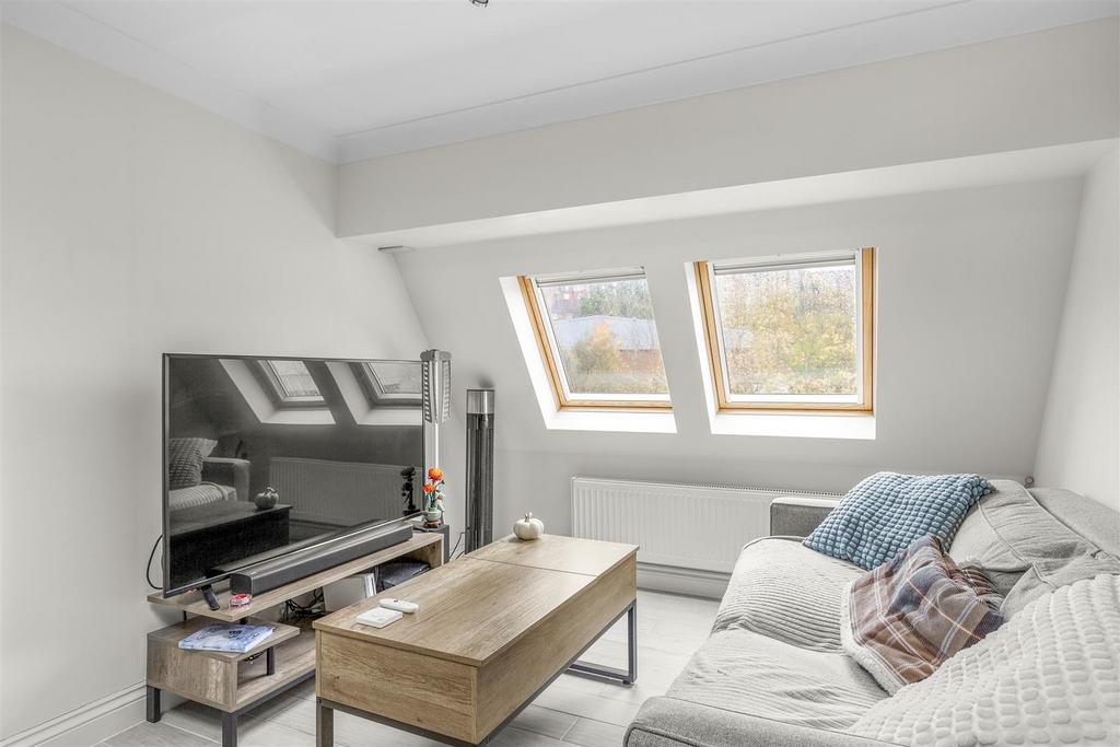 Flat 8, Buckingham Place, Bellfield Rd, HP13 5 HW-2