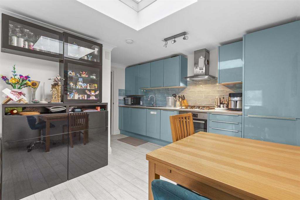 Flat 8, Buckingham Place, Bellfield Rd, HP13 5 HW-5