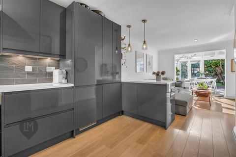 2 bedroom house to rent, Riverdale Drive, London