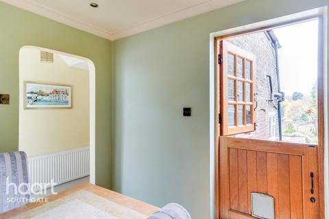 2 bedroom end of terrace house for sale, Chase Road, London