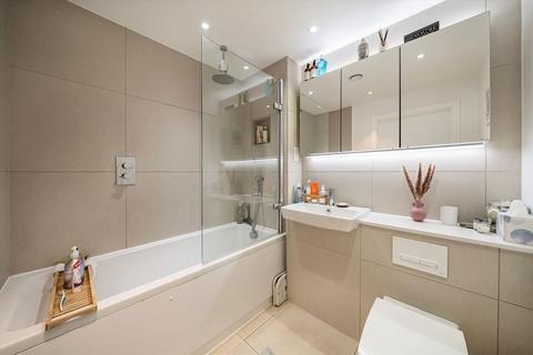 2 bedroom flat for sale, Wyndham Road, London SE5